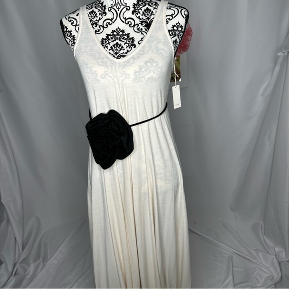 NWT Elijah V-Neck Maxi Dress Beige with Black Rosette Size XS - Picture 10 of 12